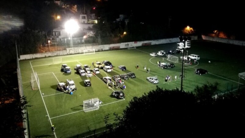 Geschockte Einheimische und Touristen wurden in einem Fußballstadion untergebracht und versorgt. (Bild: AFP)