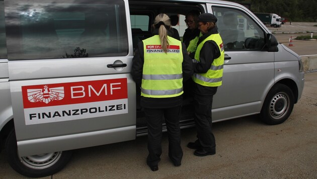 Finanzpolizei bei der Arbeit. Zumindest 170 ihrer Strafverfahren sollen in versandet sein. (Bild: Hannes Wallner)