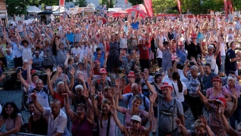 Auch am Pfarrplatz war die Stimmung hervorragend. (Bild: Horst Einöder)