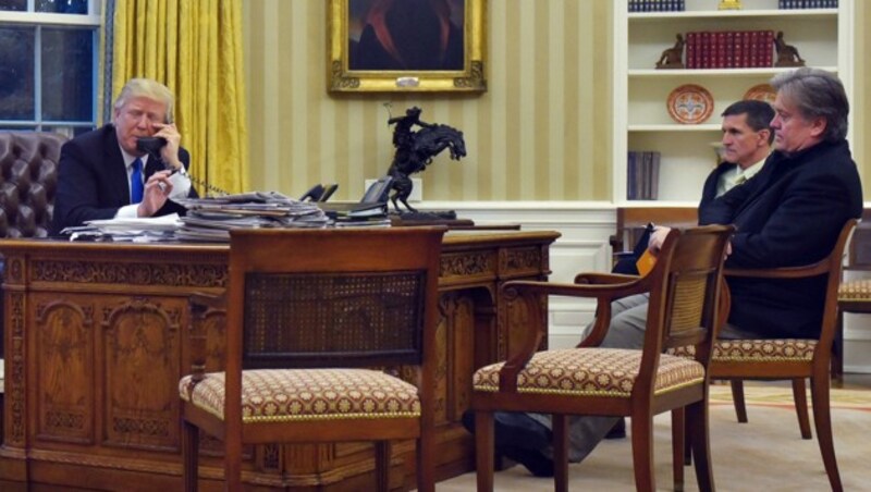 Steve Bannon ist mit im Oval Office, während Donald Trump mit dem australischen Premier telefoniert. (Bild: AFP)