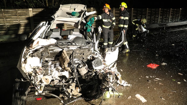 Der Wagen der schuldlosen Autolenkerin (51) wurde demoliert, sie eingeklemmt. (Bild: laumat.at / Matthias Lauber)