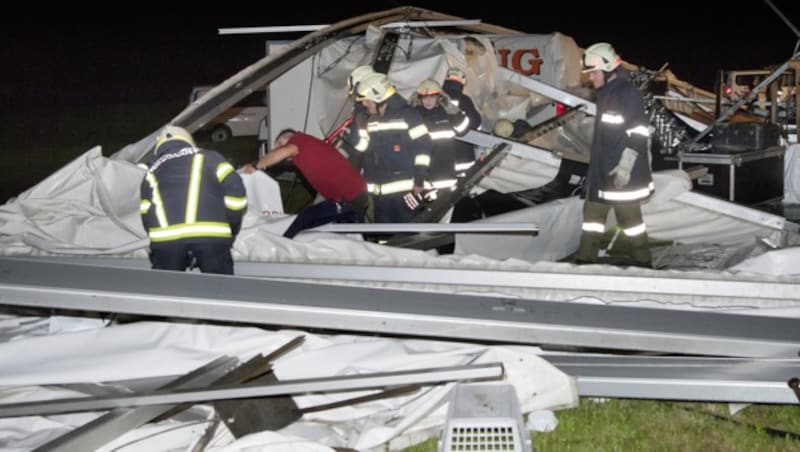 Rund 1000 Feiernde hatten sich zum Zeitpunkt des Dramas im Zelt befunden, zwei von ihnen starben. (Bild: APA/MANFRED FESL)