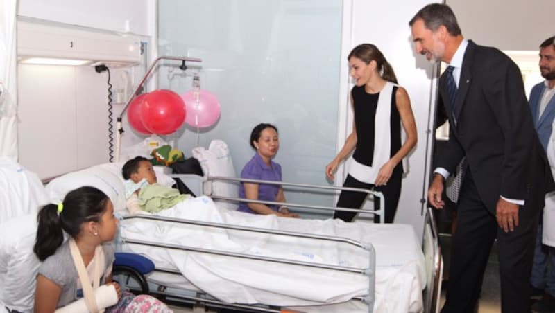 König Felipe VI. und seine Frau Letizia im Hospital del Mar (Bild: AP)