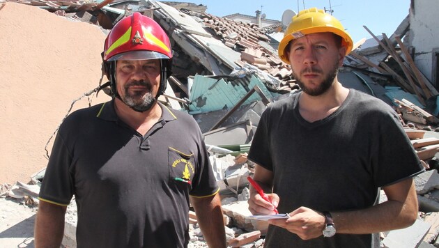 Kommandant Paolo Renzetti mit "Krone"-Reporter Matthias Lassnig (Bild: Andi Schiel)