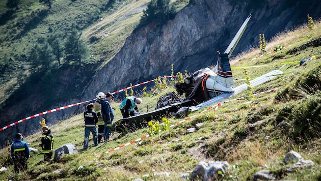 Die abgestürzte Piper 28 (Bild: AP/Keystone/Olivier Maire)