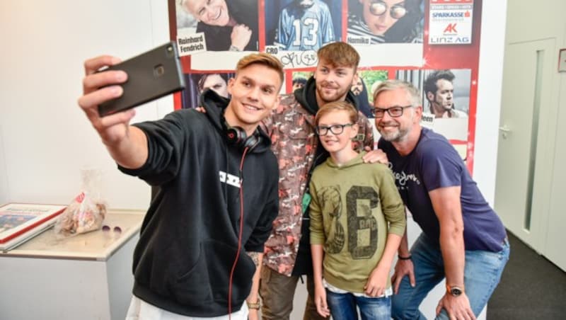 LH-Vize Michael Strugl mit Sohne Felix und KSFreak und Krappi backstage beim Linzer "Krone"-Fest. (Bild: Markus Wenzel)