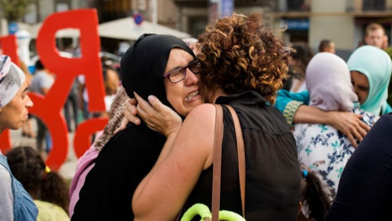 Sie können es nicht fassen, dass einer ihrer Angehörigen am Blutbad in Barcelona beteiligt war. (Bild: AP)