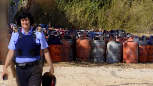Zahlreiche Kanister mit Butan- und Propangas wurden sichergestellt. (Bild: AFP)