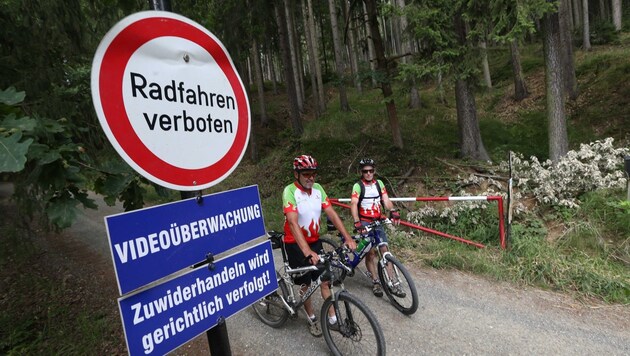 Häufig stehen die Radfahrer in den Wäldern vor Verbotsschildern (Bild: Jürgen Radspieler)