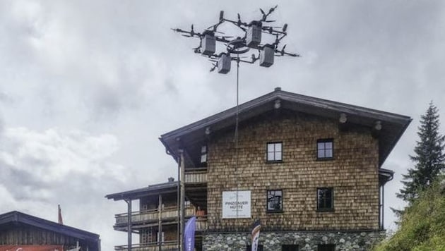 Die E-Drohne kann bis zu 100 Kilogramm transportieren. Der Akku reicht so zwölf Minuten. (Bild: Naturfreunde Salzburg)