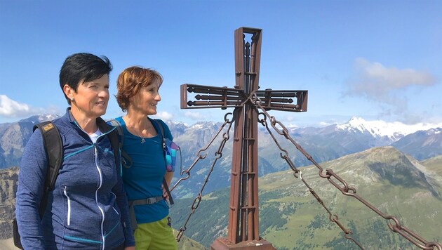 Ruth mit ihrer Freundin Susanne auf dem Stellkopf-Gipfel (Bild: Hannes Wallner)