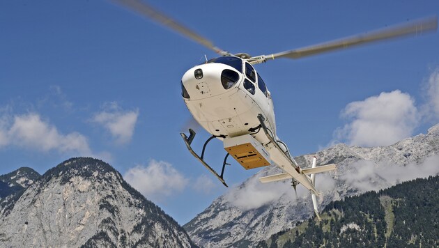 Auf der Unterseite des Hubschraubers ist die hochmoderne Technik für den Luftscan montiert. (Bild: Christof Birbaumer/Kronenzeitung)