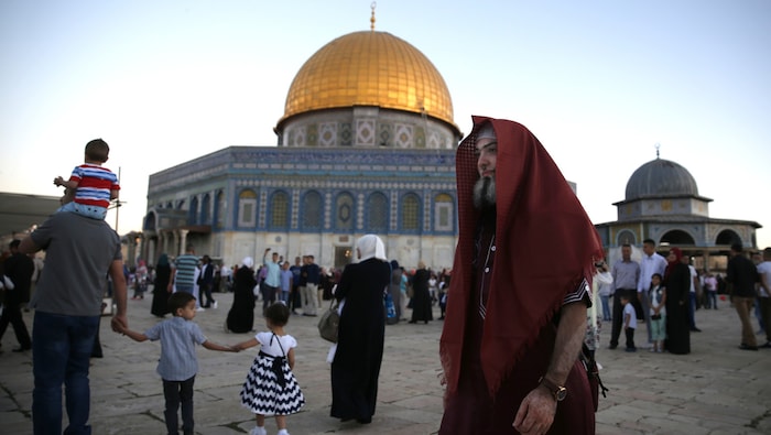Gläubige vor der Al-Aqsa-Moschee am Tempelberg