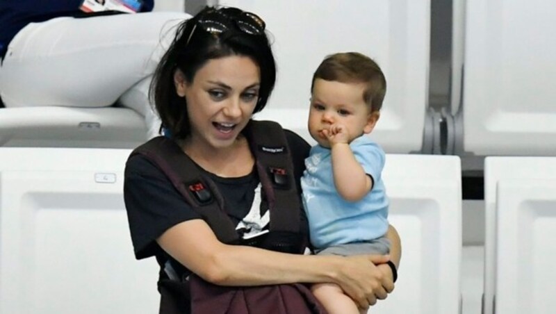 Mila Kunis mit Sohn Dimitri (Bild: AP)