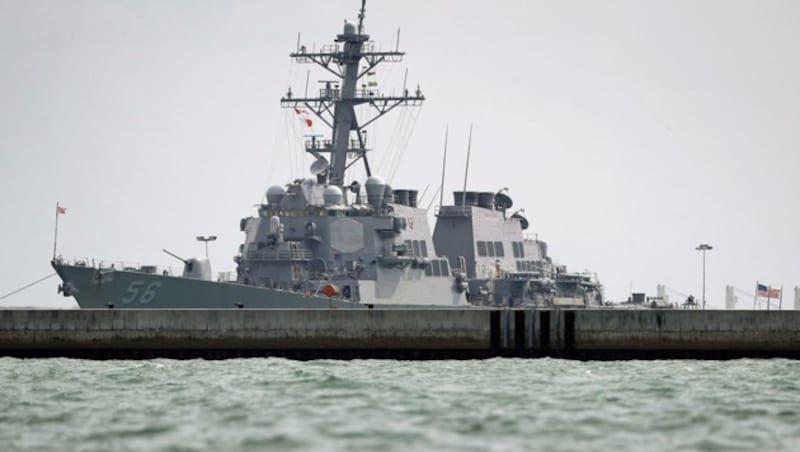 Die USS John S. McCain im Hafen von Singapur (Bild: Associated Press)