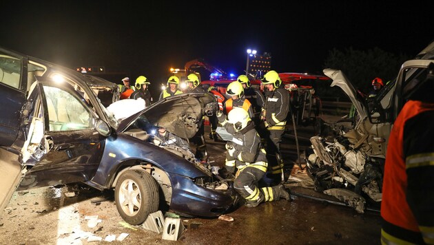 Beide Fahrzeuge wurden bei dem Unfall komplett demoliert. (Bild: laumat.at / Matthias Lauber)