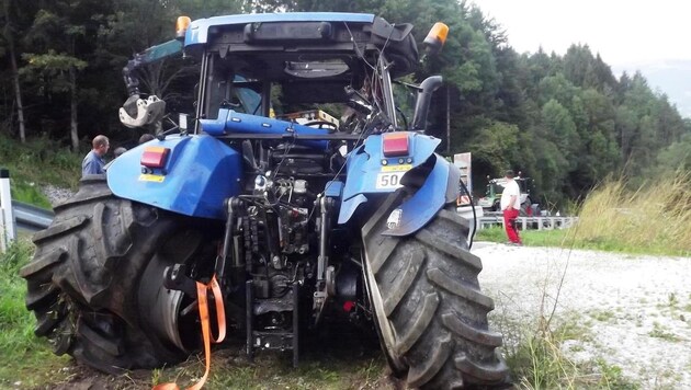 Der Traktor wurde beim Absturz massiv beschädigt (Bild: Polizei)