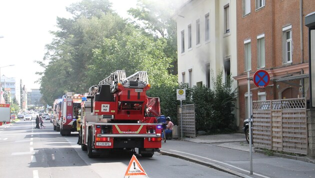 Schock für eine 20-Jährige: Am Waltendorfer Gürtel zerstörte ein Brand ihre Wohnung. (Bild: Christian Jauschowetz)