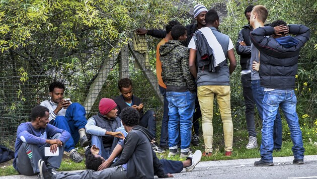Wartende Flüchtlinge in Calais (Bild: AFP)