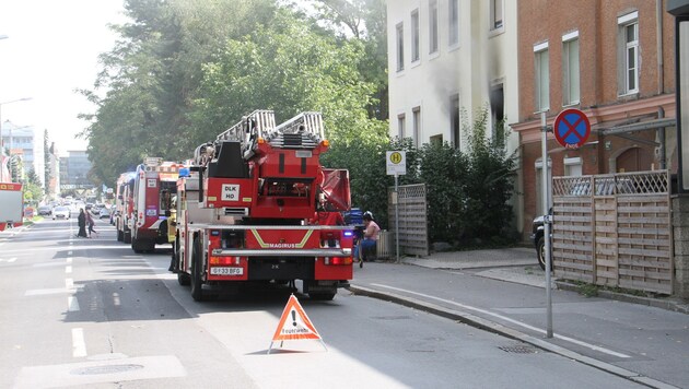 Am Waltendorfer Gürtel zerstörte ein Brand die Wohnung einer 20-Jährigen. (Bild: Christian Jauschowetz)
