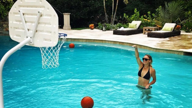 Multitalent? Tennis-Ass Caroline Wozniacki macht auch beim (Wasser-)Basketball gute Figur. (Bild: Instagram)