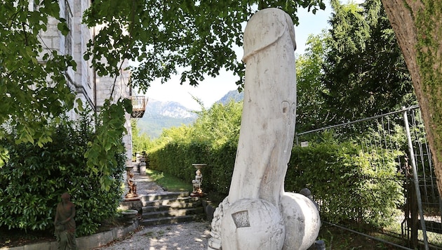 In voller Pracht steht die 2-Meter-Statue im Garten des Millionärs Hesz und lockt Schaulustige an. (Bild: Marion Hörmandinger)