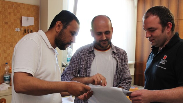 Christian Hrubes, Flüchtlingskoordinator des RK, mit zwei Asylwerbern. (Bild: unbekannt)