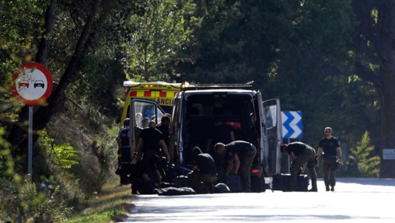 Sprengstoff-Experten nahe der Stadt Sant Sadurni d'Anoia, wo Abouyaaqoub erschossen wurde. (Bild: AFP)