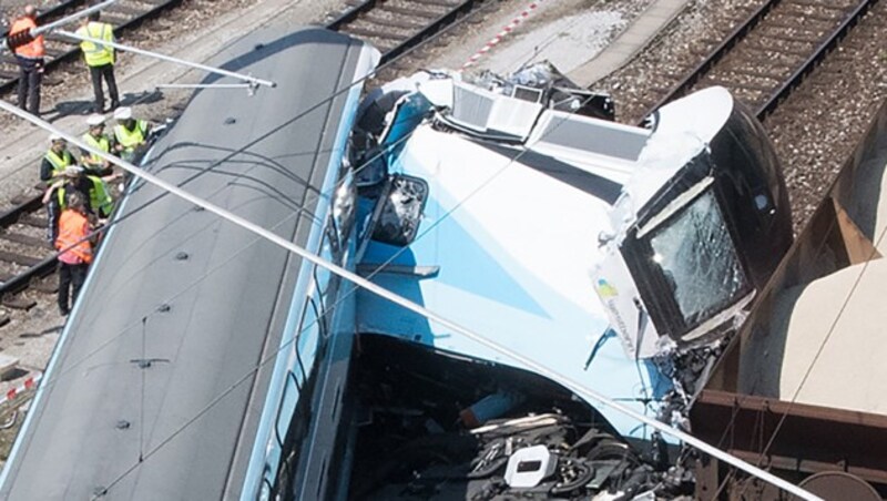 Die Garnitur der Westbahn wurde schwer beschädigt. (Bild: APA/FOTOKERSCHI.AT/KERSCHBAUMMAYR)