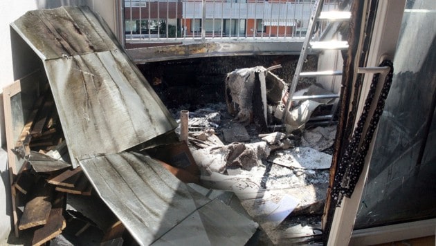 Der verbrannte Balkon (Bild: Andi Schiel, krone.at-Grafik)