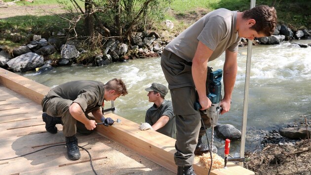 Soldaten aus der Steiermark helfen mit, Brücken zu errichten (Bild: Militärkommando Steiermark)