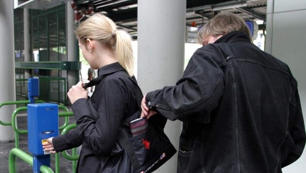 Ein Taschendieb zieht auf diesem - Symbolfoto - die Geldbörse der jungen Frau aus ihrer Tasche. (Bild: Klemens Groh)