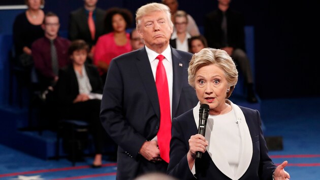 Clinton und Trump bei einem TV-Wahlkampfduell (Bild: AP)
