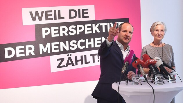 Parteichef Matthias Strolz und Listenzweite Irmgard Griss bei der Präsentation der Wahlplakate (Bild: APA/Helmut Fohringer)