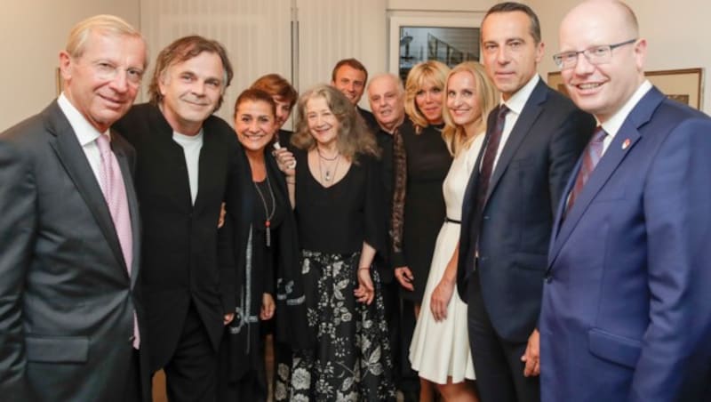 Macron, Kern und einige weitere Gäste nach einem Klavierkonzert im kleinen Künstlerzimmer (Bild: BKA, ANDY WENZEL)