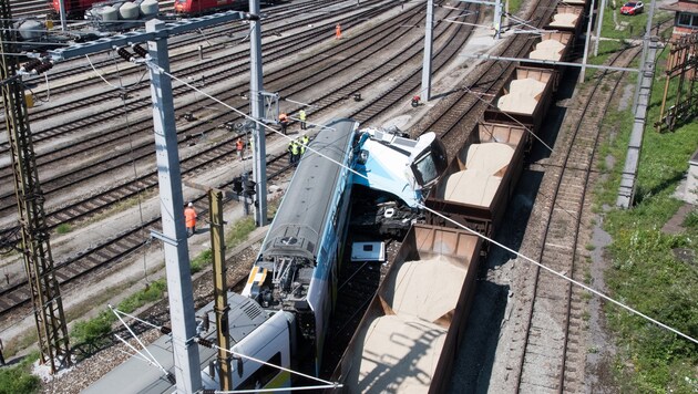 Der Personenzug wurde beim Zusammenstoß mit den Güterwaggons in Linz schwer beschädigt. (Bild: FOTOKERSCHI.AT/KERSCHBAUMMAYR)