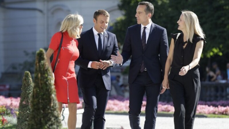 Christian Kern und Eveline Steinberger-Kern mit Emmanuel und Brigitte Macron im Mirabellgarten (Bild: APA/BKA/ANDY WENZEL)