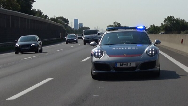 Auch die heimische Autobahnpolizei fährt mittlerweile mit einem Porsche Streife. (Bild: Schmitt/krone.at)