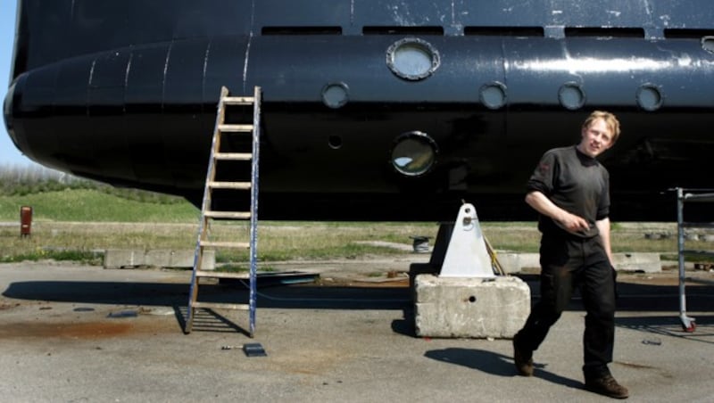 Peter Madsen vor seinem selbst gebauten U-Boot (Bild: AP)