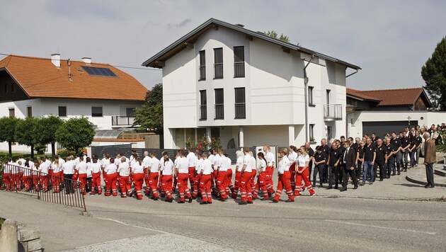 Zahlreiche Mitarbeiter des Roten Kreuzes nahmen ebenfalls an dem Begräbnis teil. (Bild: gewefoto - Gerhard Wenzel)