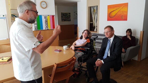 LH Thomas Stelzer (re.) erfährt von Roland Sattlegger viel über das Leben in der Behinderten-WG. (Bild: Werner Pöchinger)