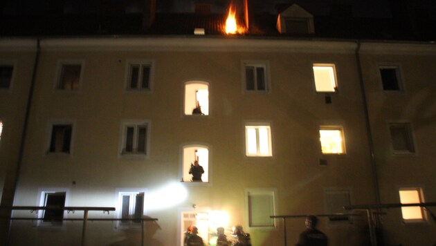 Nach der Explosion loderten aus dem Haus Flammen, inzwischen wurde es evakuiert. (Bild: Berufsfeuerwehr Linz)
