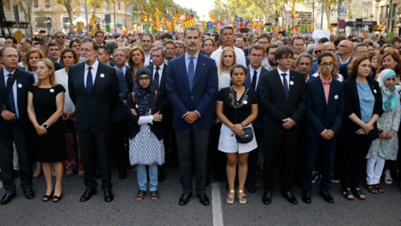 König Felipe VI. (mitte) und Premier Mariano Rajoy (3. v. links) bei der Anti-Terror-Kundgebung (Bild: AP)