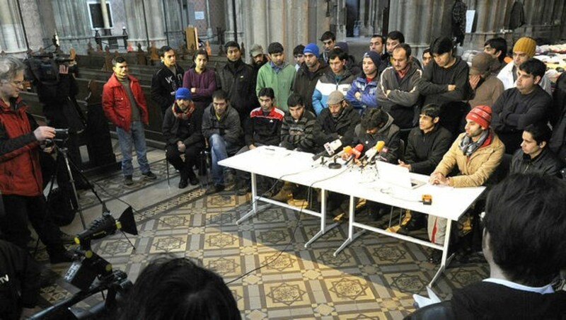 Pressekonferenz während der Besetzung der Votivkirche (Bild: APA/HERBERT PFARRHOFER)