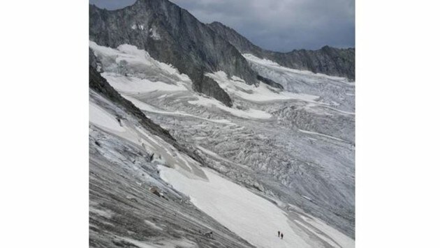 Absturzstelle vom Hubschrauber aus fotografiert. Das blanke Eis wurde den Alpinisten zum Verhängnis. (Bild: Bergrettung Salzburg)