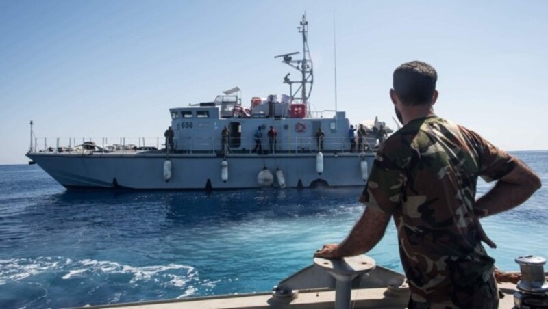 Die libysche Küstenwache kontrolliert ein Schiff. (Bild: AFP)