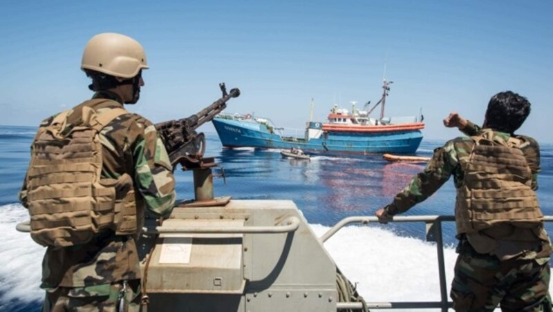 Die libysche Küstenwache auf Patrouille nahe Sabratha (Bild: AFP)