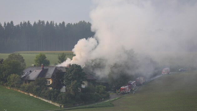 Dichter Qualm beim Brand eines Hauses in Allhaming - Ursache soll Blitzschlag gewesen sein. (Bild: laumat.at / Matthias Lauber)