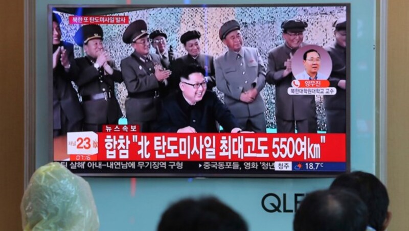 Nordkoreas Machthaber Kim Jong Un zeigt sich erfreut über den gelungenen Raketenstart. (Bild: AP)