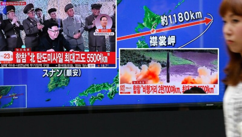 Nordkoreas Machthaber Kim Jong Un freut sich über die Reichweite der jüngst abgeschossenen Rakete. (Bild: AP)